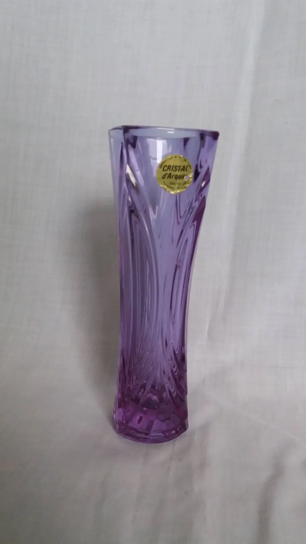 Vase soliflore en cristal violet mauve ciselé, Cristal d’Arques