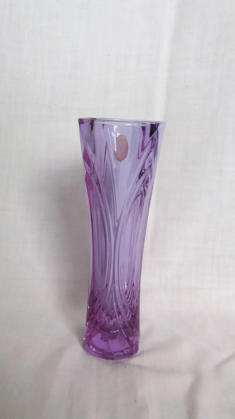 Vase soliflore en cristal violet mauve ciselé, Cristal d’Arques