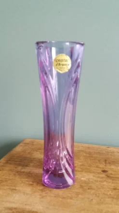 Vase soliflore en cristal violet mauve ciselé, Cristal d’Arques