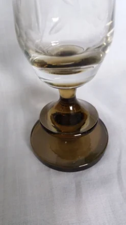 Vase soliflore en verre ciselé et pied en verre fumé