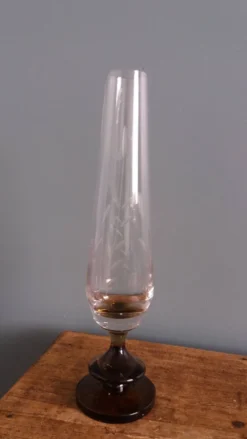 Vase soliflore en verre ciselé et pied en verre fumé