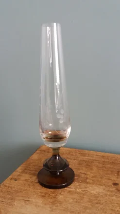 Vase soliflore en verre ciselé et pied en verre fumé