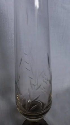 Vase soliflore en verre ciselé et pied en verre fumé