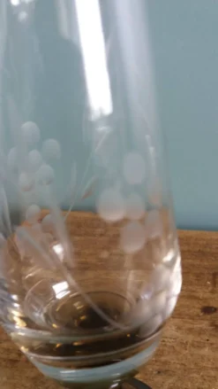 Vase soliflore en verre ciselé et pied en verre fumé