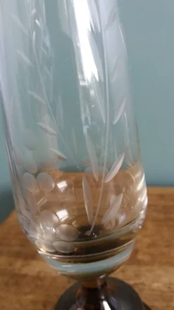 Vase soliflore en verre ciselé et pied en verre fumé