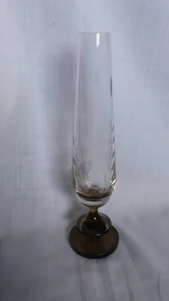 Vase soliflore en verre ciselé et pied en verre fumé