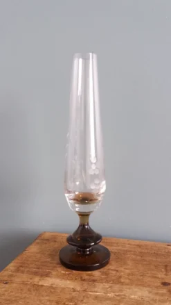 Vase soliflore en verre ciselé et pied en verre fumé
