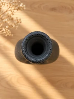 Vase soliflore sculptural en céramique noire – années 60/70