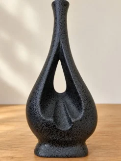 Vase soliflore sculptural en céramique noire – années 60/70