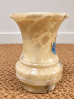 Vase vintage en albâtre à décor floral bleu