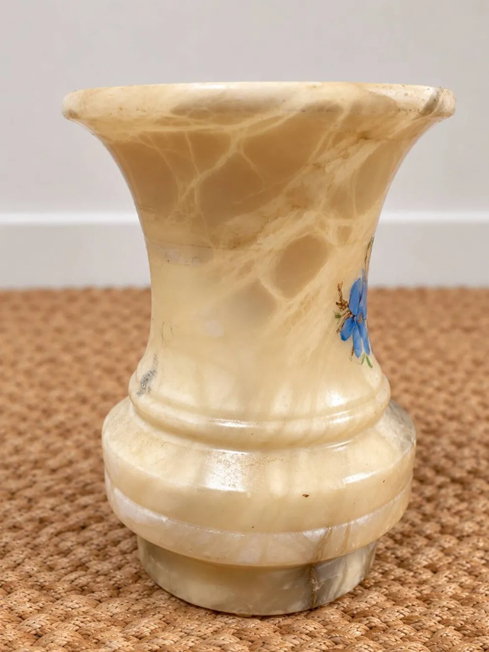 Vase vintage en albâtre à décor floral bleu