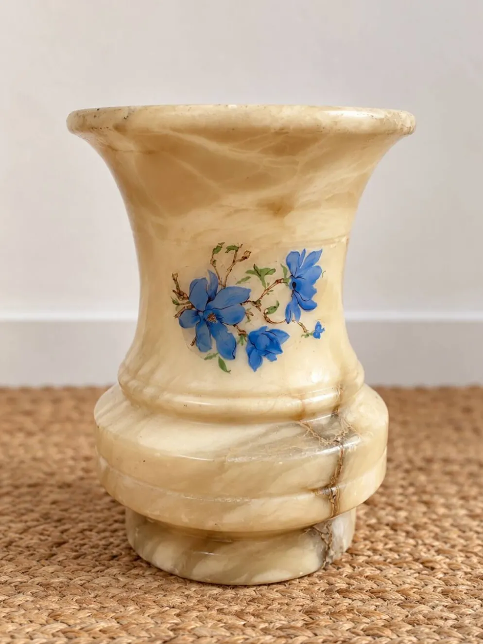 Vase vintage en albâtre à décor floral bleu