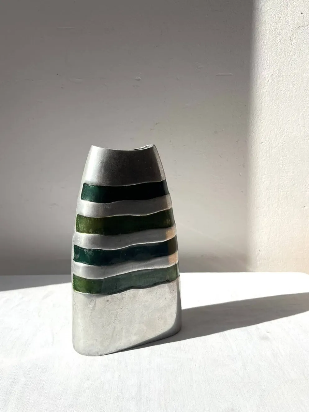 Vase vintage en aluminium brossé et bandes vertes