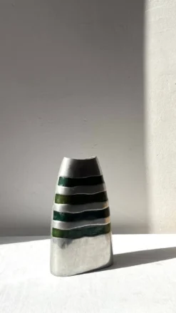 Vase vintage en aluminium brossé et bandes vertes