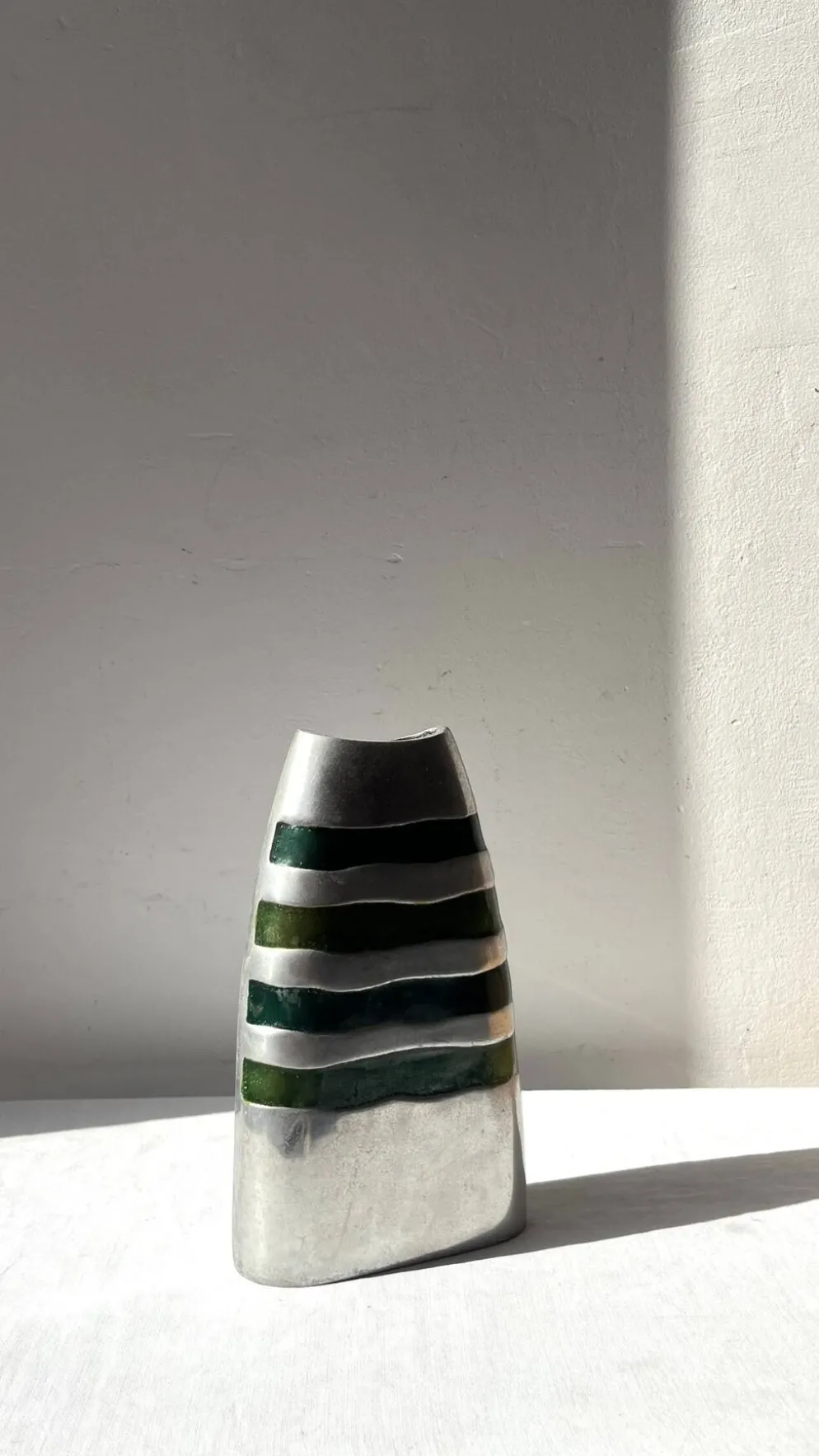 Vase vintage en aluminium brossé et bandes vertes