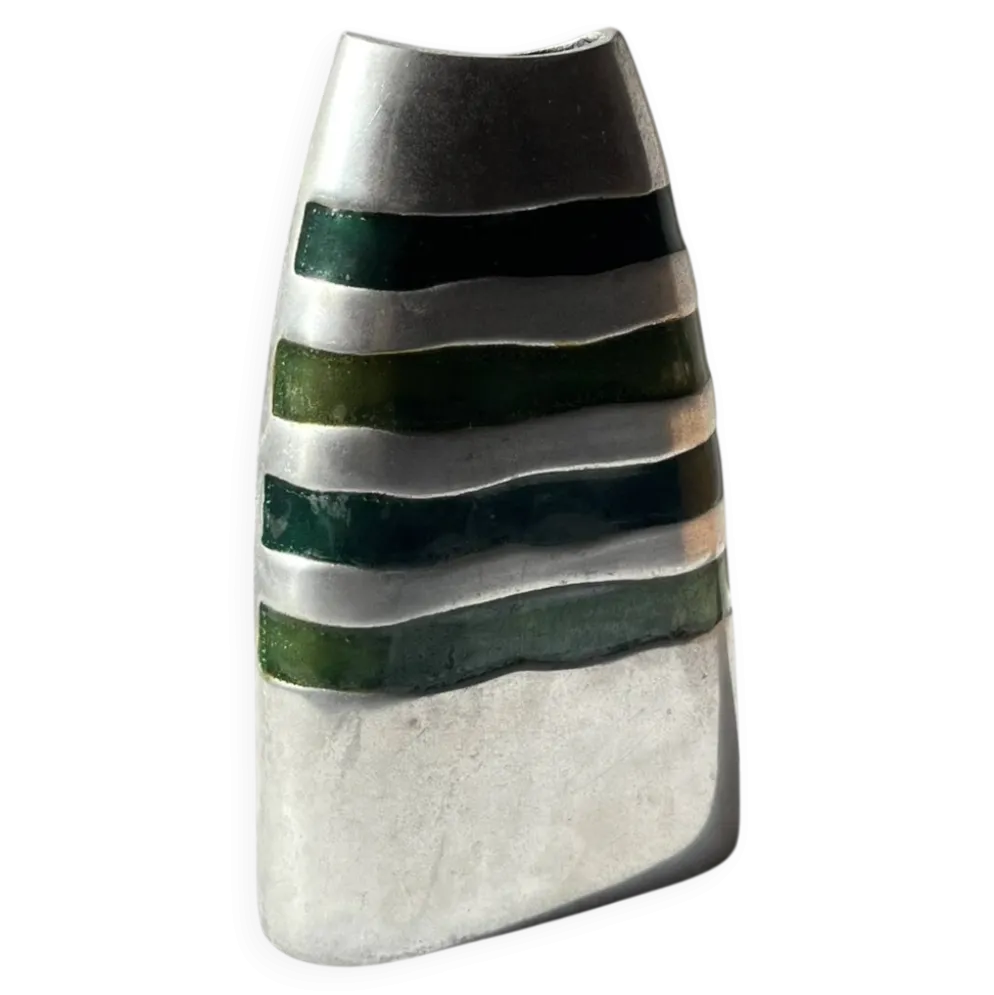 Vase vintage en aluminium brossé et bandes vertes