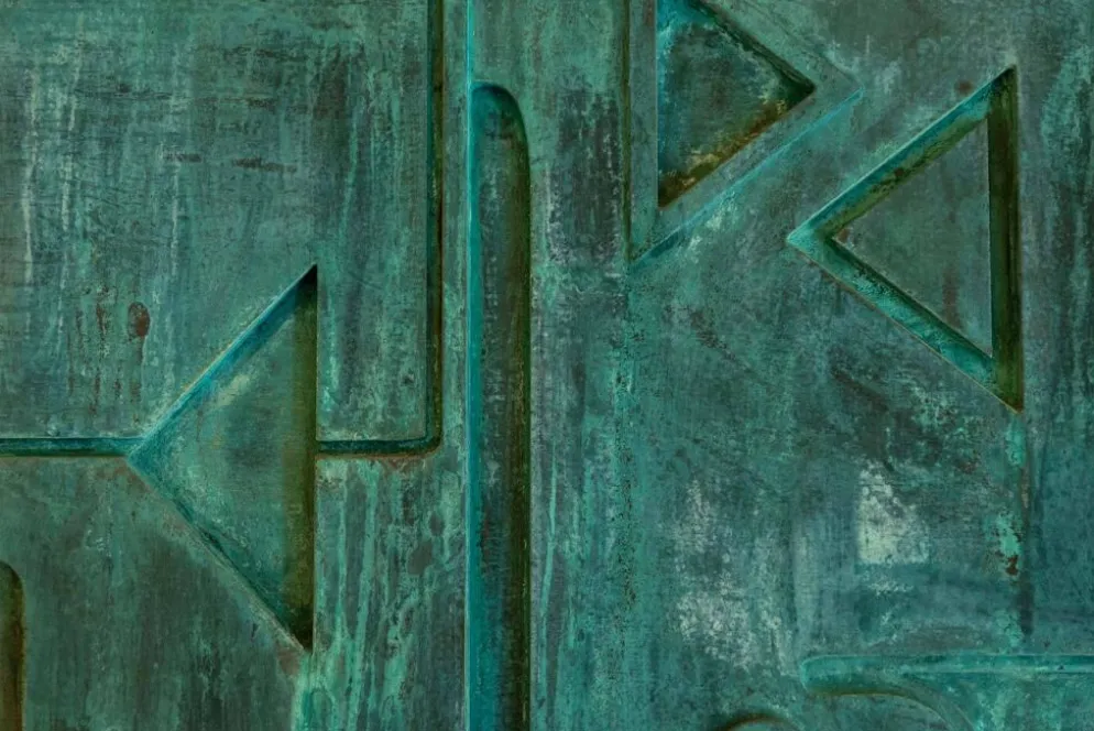 Victoire de Segonzac. Panneau triptyque sculpté et cuivré. Contemporain