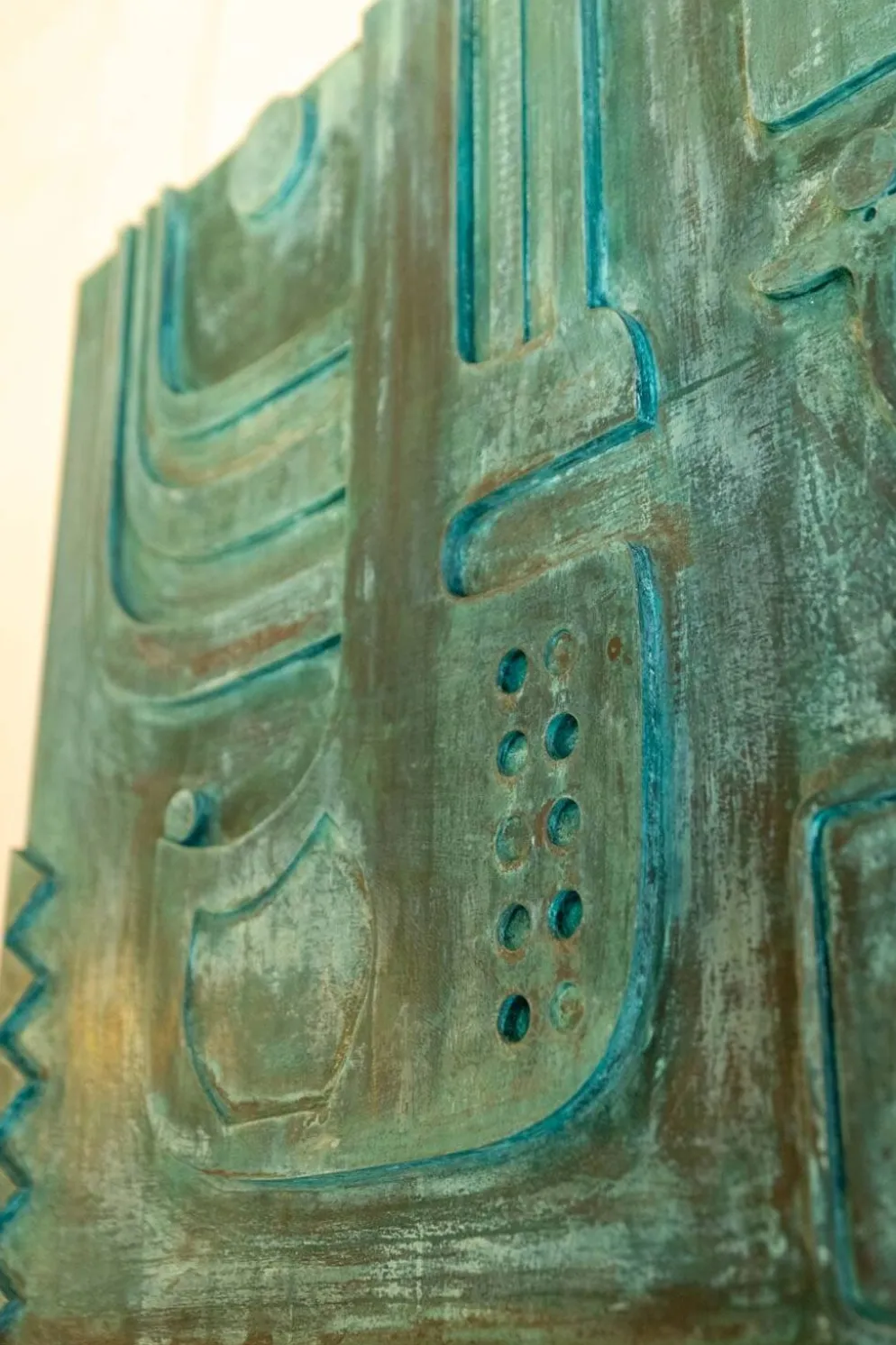 Victoire de Segonzac. Panneau triptyque sculpté et cuivré. Contemporain