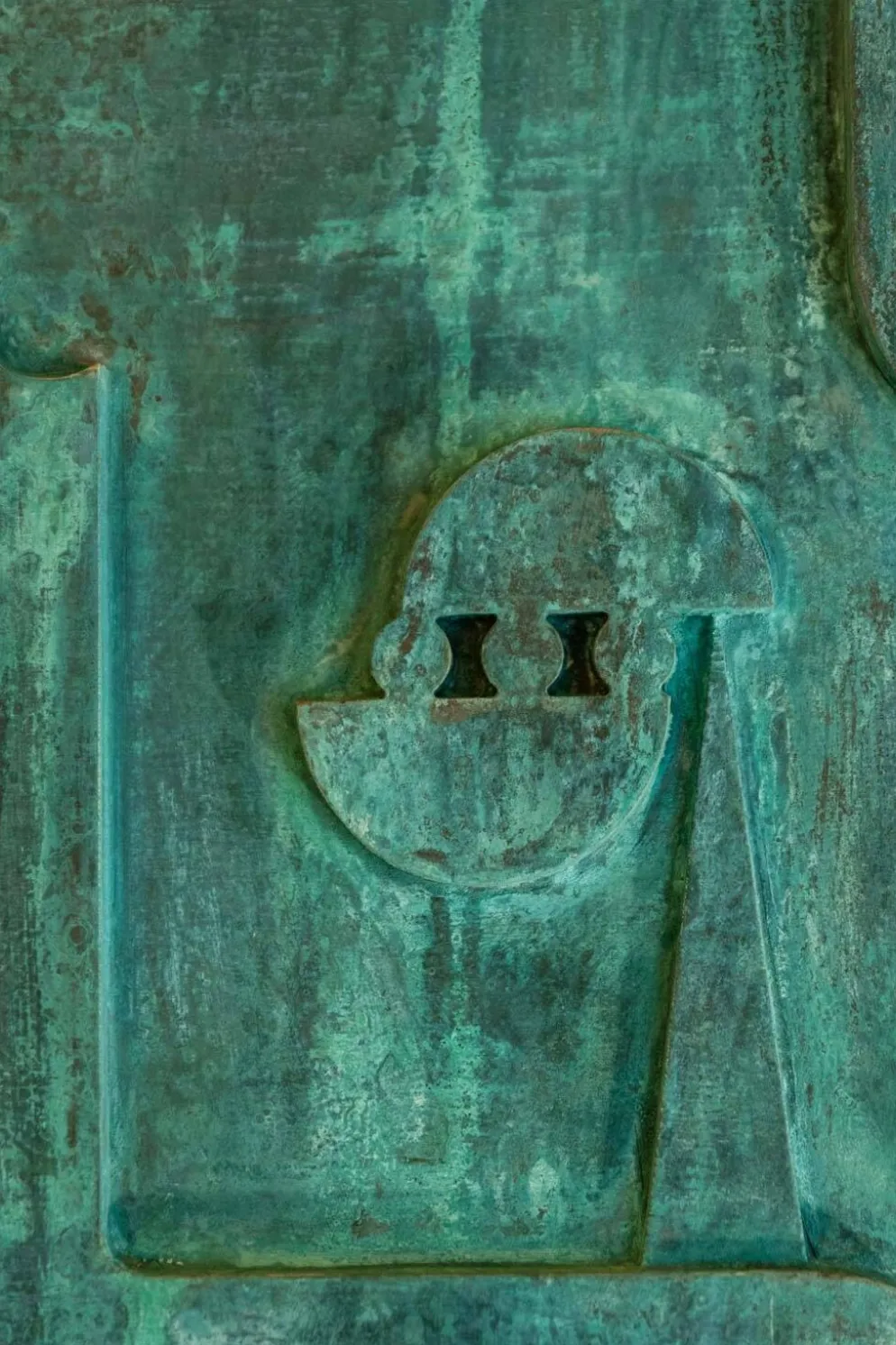 Victoire de Segonzac. Panneau triptyque sculpté et cuivré. Contemporain