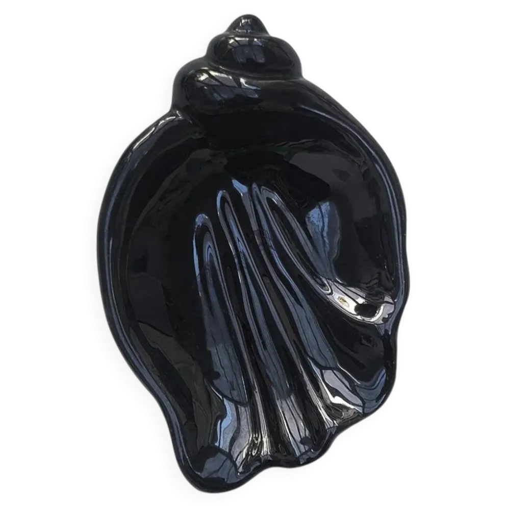 Vide-poche coquillage en céramique noire