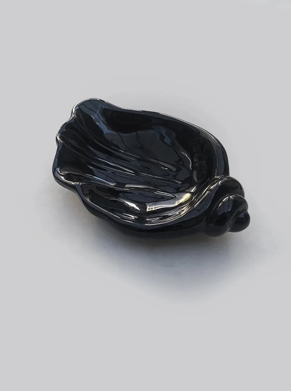 Vide-poche coquillage en céramique noire