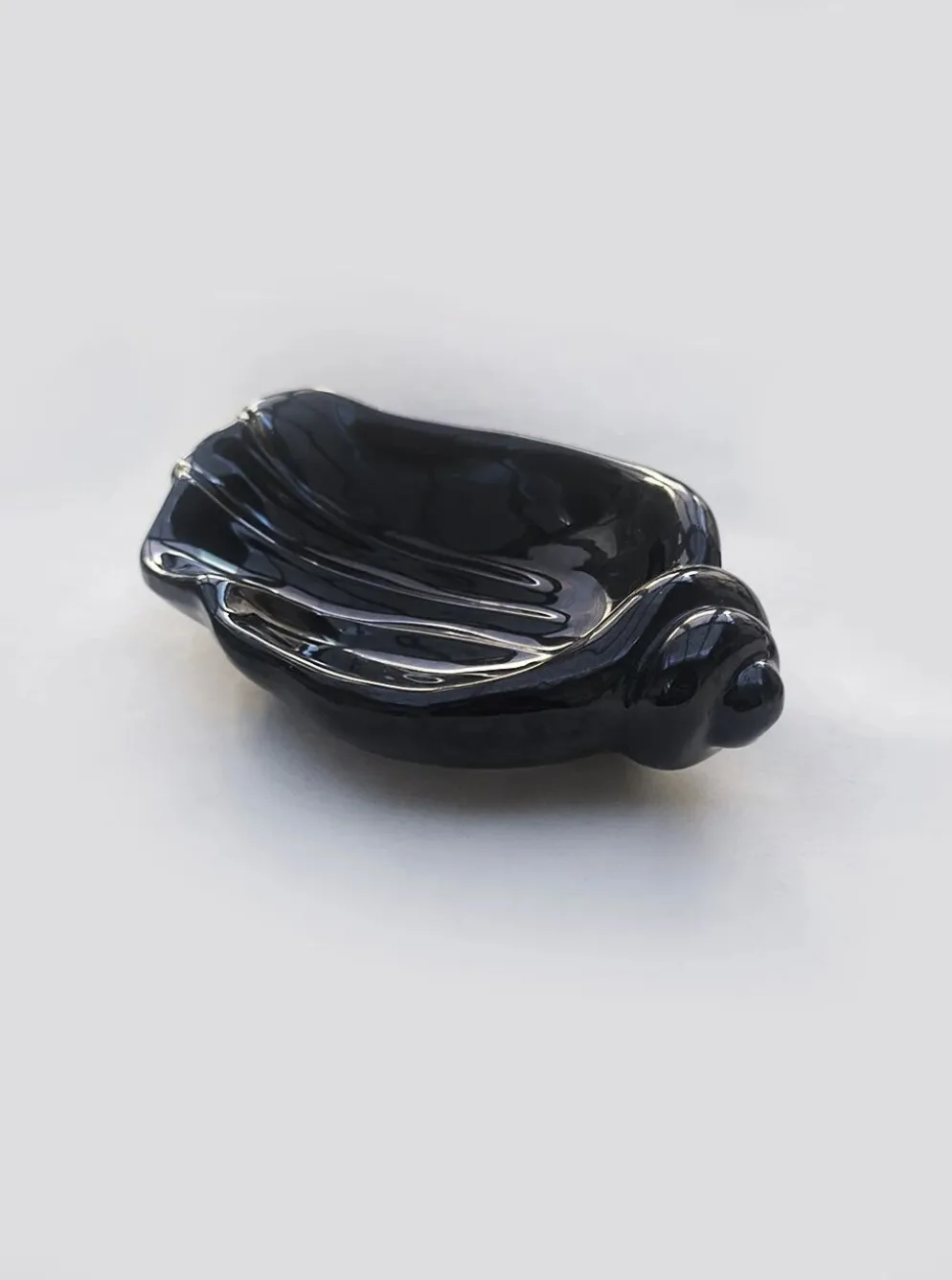 Vide-poche coquillage en céramique noire
