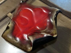 vide-poche en céramique émaillée rouge flambée signée- années 60