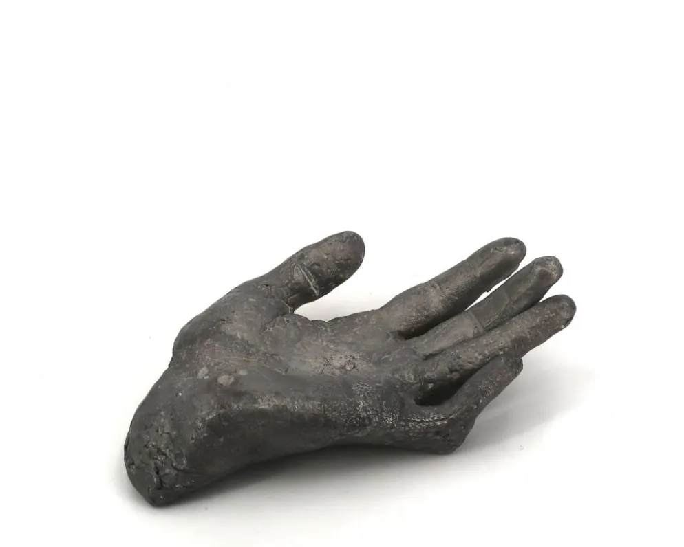 Vide poche en fonte couleur argent moulage d'une main, sculpture années 70