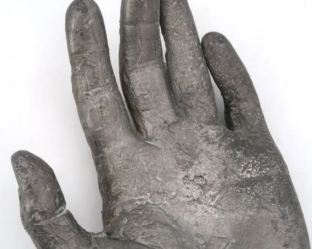 Vide poche en fonte couleur argent moulage d'une main, sculpture années 70