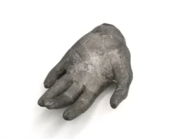 Vide poche en fonte couleur argent moulage d'une main, sculpture années 70