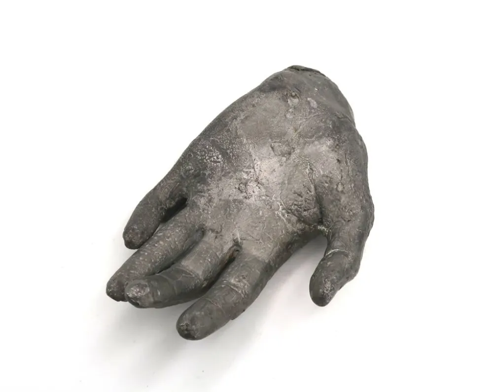 Vide poche en fonte couleur argent moulage d'une main, sculpture années 70