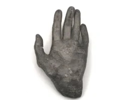 Vide poche en fonte couleur argent moulage d'une main, sculpture années 70