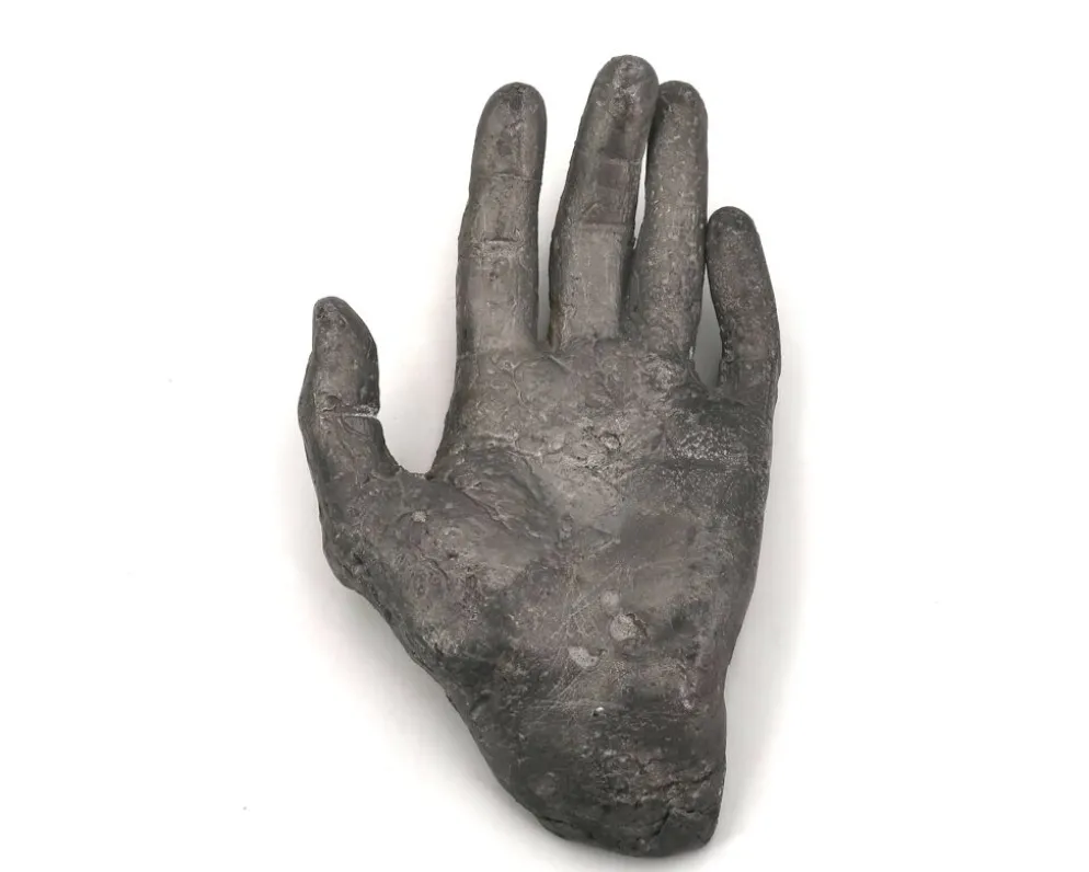Vide poche en fonte couleur argent moulage d'une main, sculpture années 70