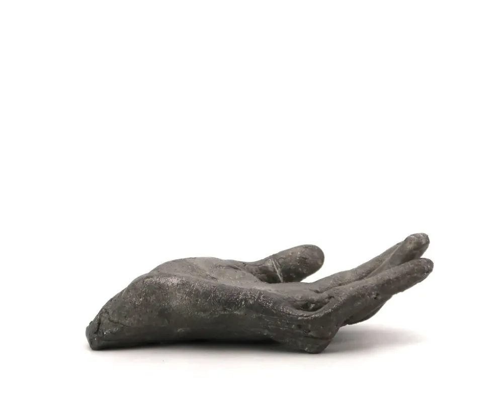 Vide poche en fonte couleur argent moulage d'une main, sculpture années 70
