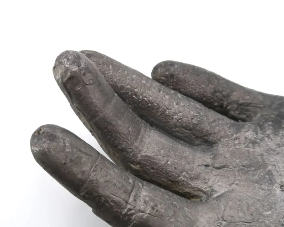 Vide poche en fonte couleur argent moulage d'une main, sculpture années 70