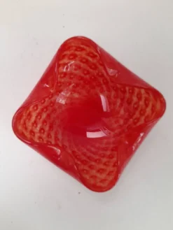 Vide poche en verre de Murano bullicante rouge signé