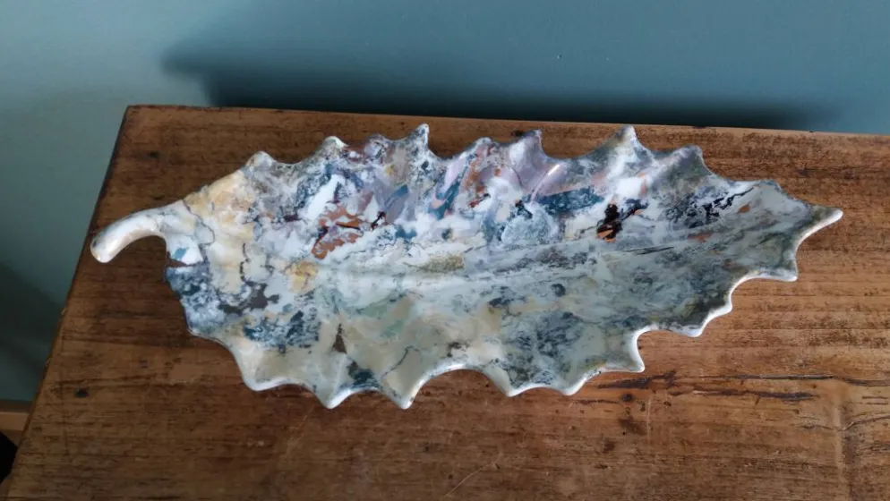 Vide poche feuille émaillage irisé, signé Gfredy
