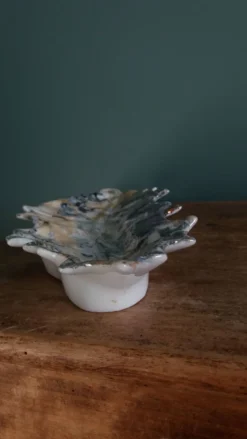 Vide poche feuille émaillage irisé, signé Gfredy