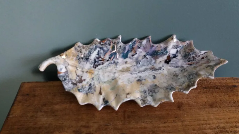 Vide poche feuille émaillage irisé, signé Gfredy