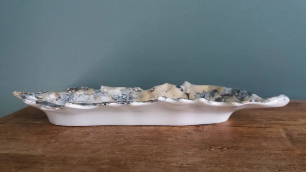 Vide poche feuille émaillage irisé, signé Gfredy