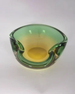 Vide-poche italien en verre de Murano des années 1970 au design immergé.