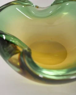 Vide-poche italien en verre de Murano des années 1970 au design immergé.