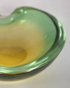 Vide-poche italien en verre de Murano des années 1970 au design immergé.