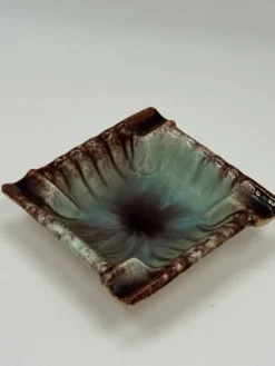Vide-poches vintage en céramique de studio en forme de feuille, émail coulant vert