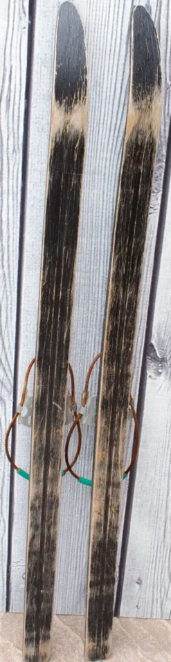 Vieille paire de ski's d'enfant en bois bleu clair 118 cm