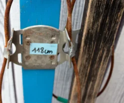 Vieille paire de ski's d'enfant en bois bleu clair 118 cm