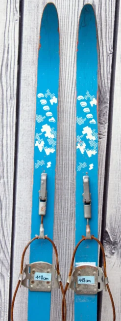 Vieille paire de ski's d'enfant en bois bleu clair 118 cm
