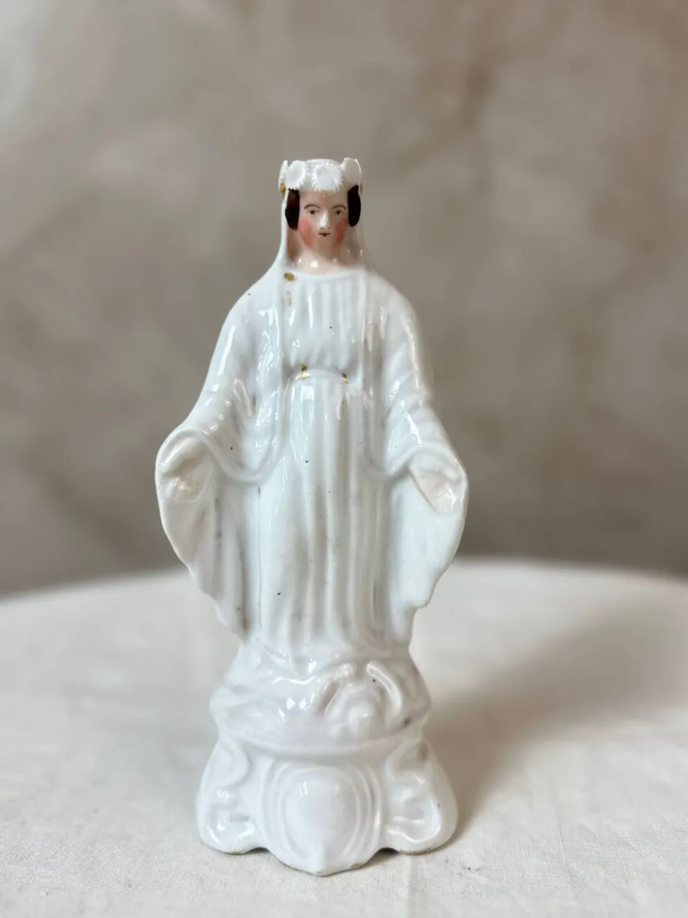 Vierge en porcelaine