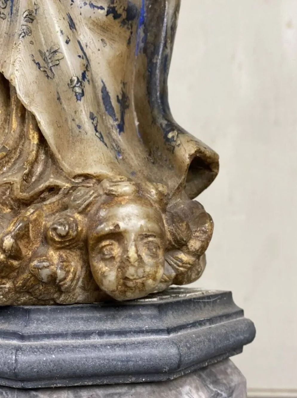 Vierge à l’enfant en albâtre, trace importante de polychromie, Flandre XVIème siècle