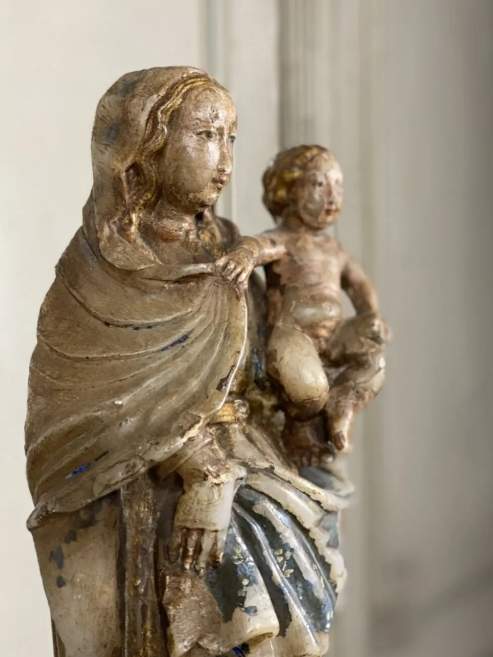 Vierge à l’enfant en albâtre, trace importante de polychromie, Flandre XVIème siècle